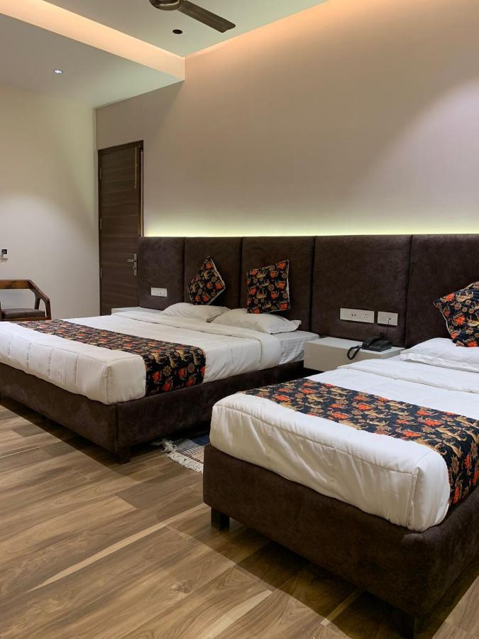 Hotel Alpine Plaza Shāhpur Exterior foto